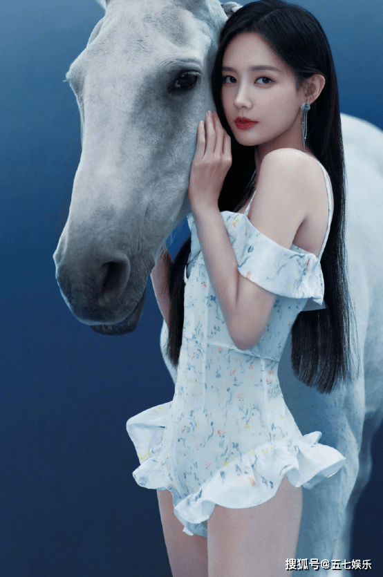 李一桐光腿骑马,高开叉粉色睡衣凸显好身材,拍照创意被嘲没营养_照片