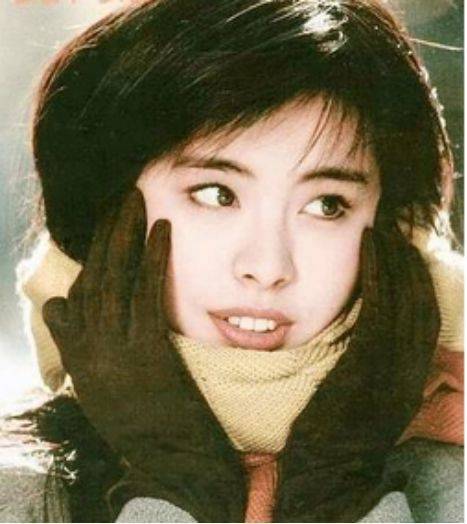 67王祖贤小学时有多丑?朝天鼻小眼睛像小胖妞_明星_演艺圈_时候