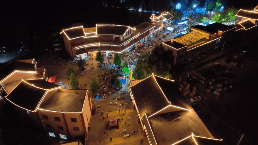 游客前去游玩打卡"梦幻星空草海"灯光秀上演了8月18日,威宁西海码头