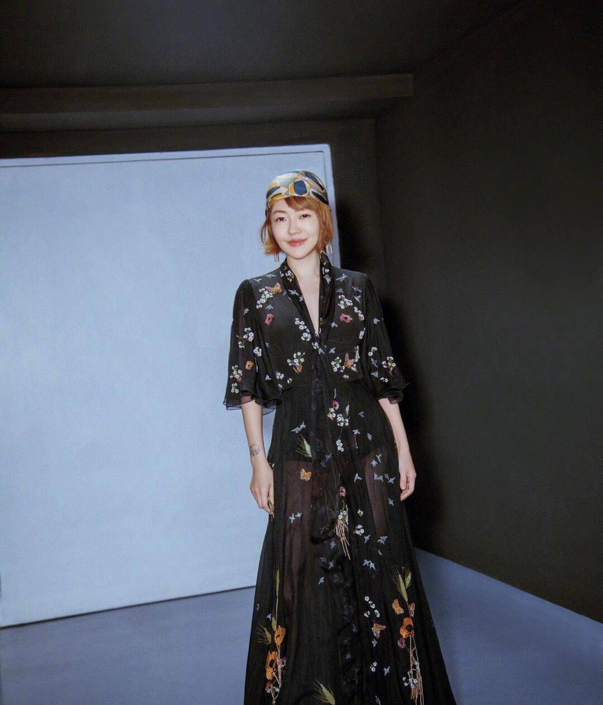 小s穿衣胆子太大,黑色一字肩抹身材连衣裙时尚大气,身材凹凸有致_的