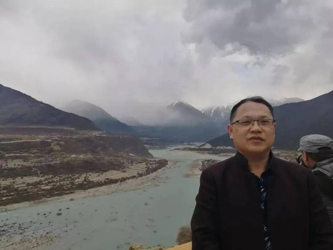 高宏标,湖南省诗歌学会副会长,张家界市诗歌学会会长,湖南省作家协会