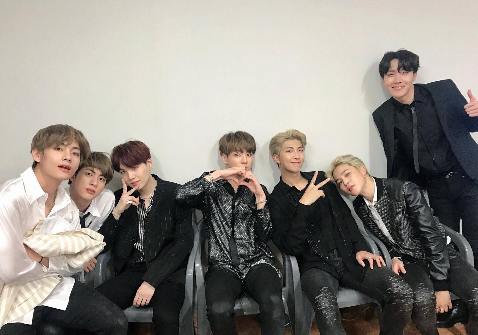 美国当红饶胜女歌手cardi b也多次在互联网上表达了对bts的爱意.