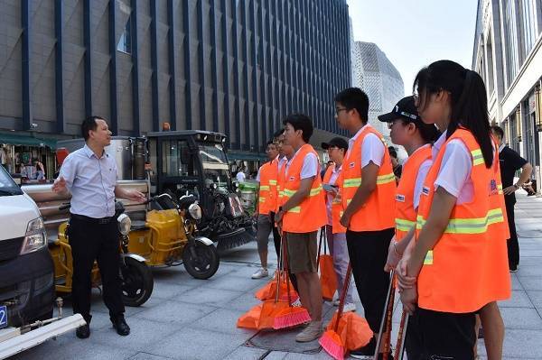 社会实践扫马路的图片图片