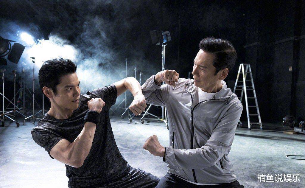 72岁向华强终于出山,与儿子向佐合体切磋武艺,上次见他还是龙五_向太