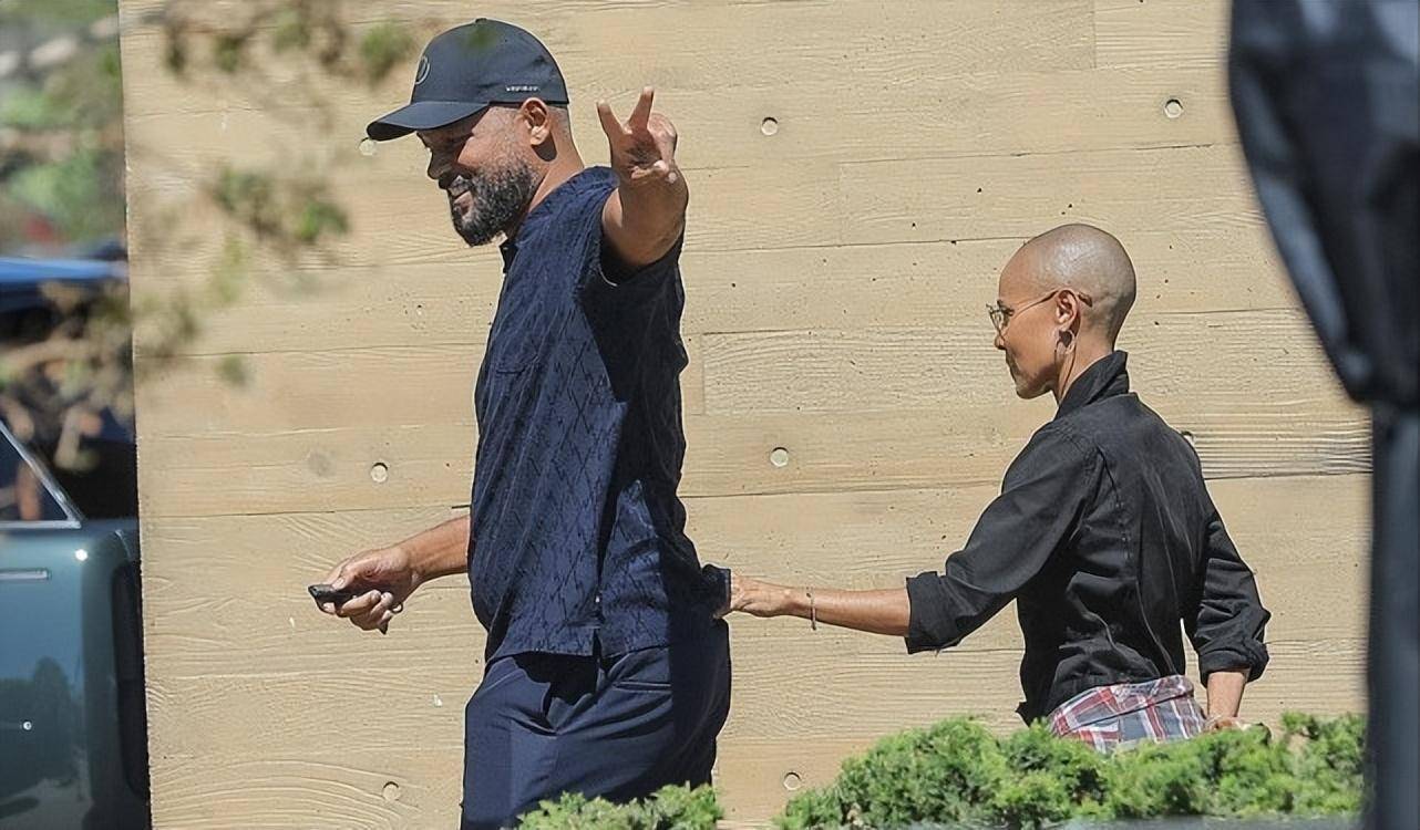 威尔史密斯携妻子出行,贾达拽衣角小鸟依人,衬领立着穿却很大气_黑色