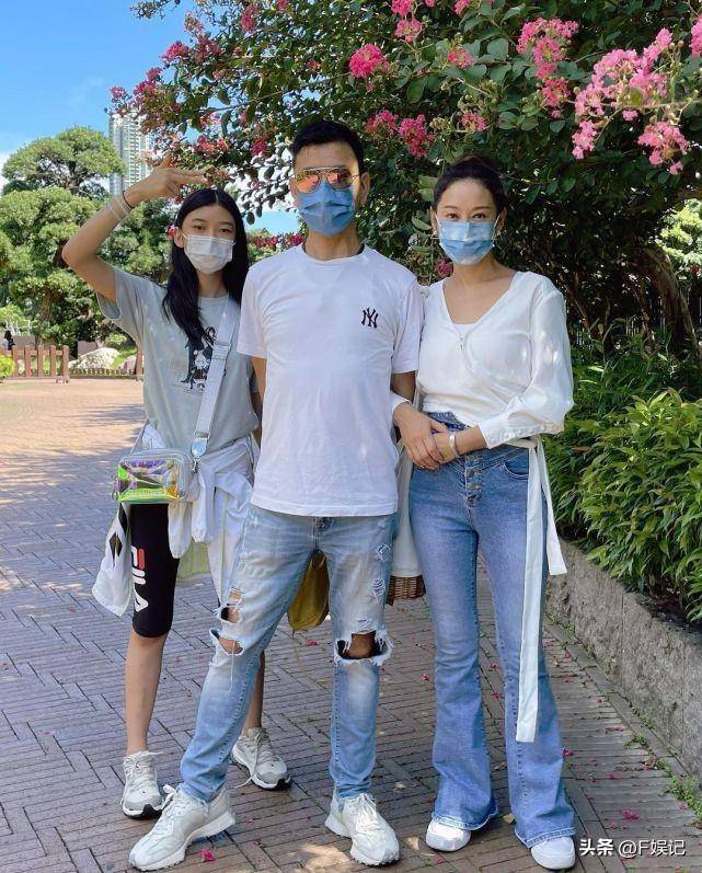 其中,这对夫妇在合影中非常恩爱,杨卓娜正挽着丈夫的胳膊合影.