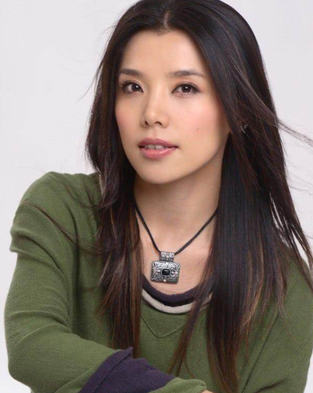 这位叫李佳璇的女演员七零后毕业于上海戏剧学院,是真正的科班出身