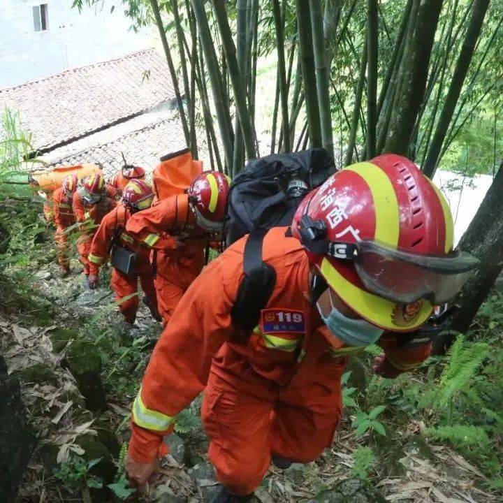 三名大学生结伴进山考察，不慎跌入天坑！ 救援 人员 报警