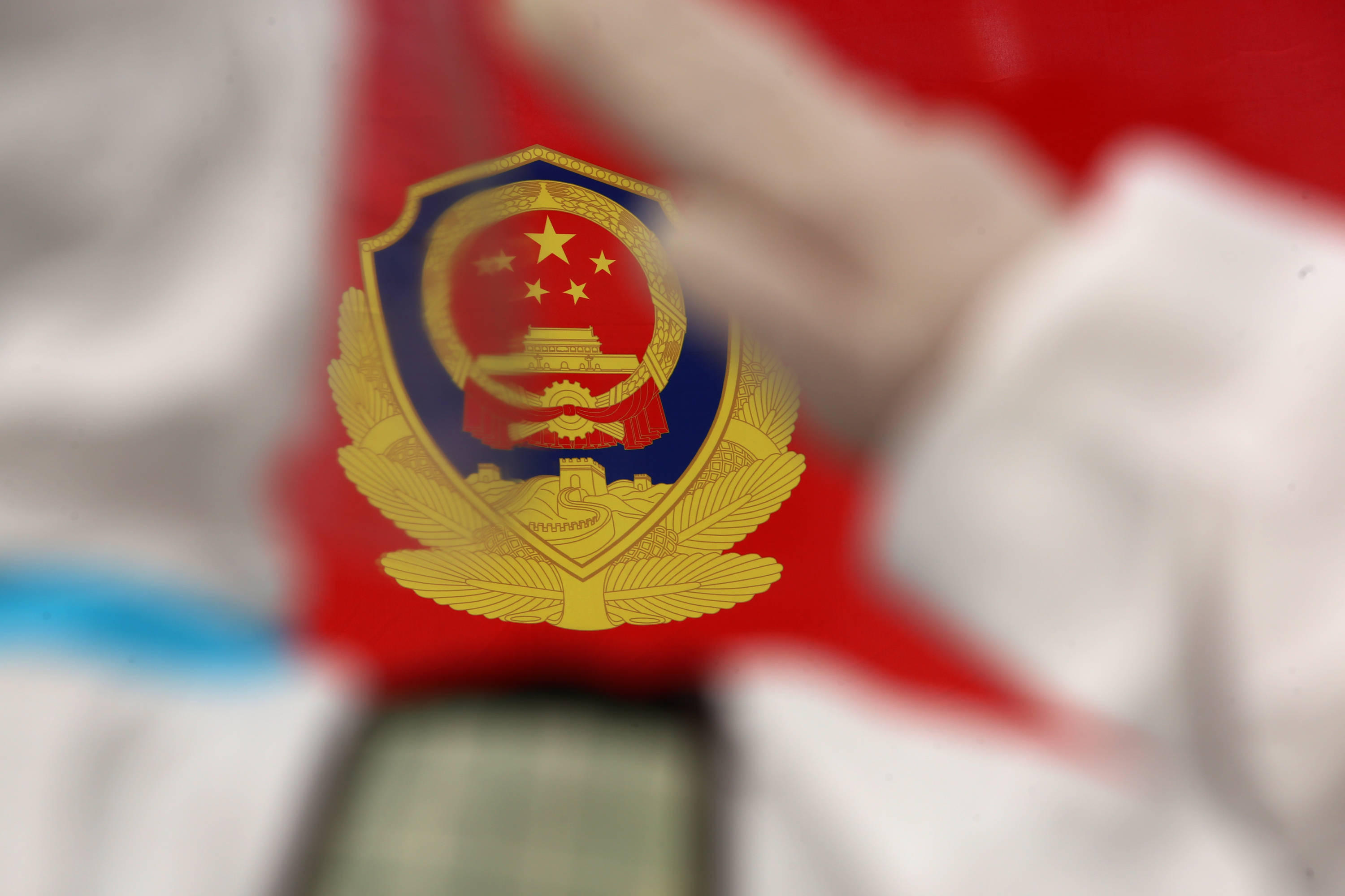 新疆霍尔果斯:警旗飘扬在岗位之上