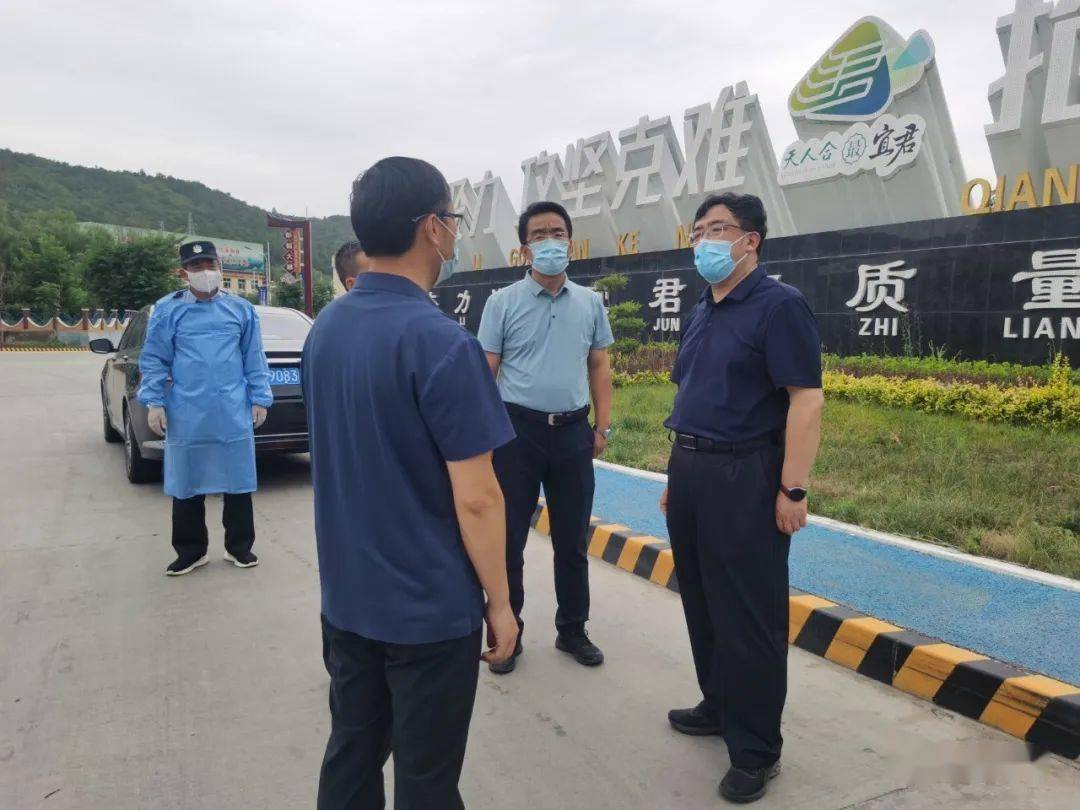 8月19日,县委书记刘军到延西高速宜君出口,彭镇出口和县城核酸采样点