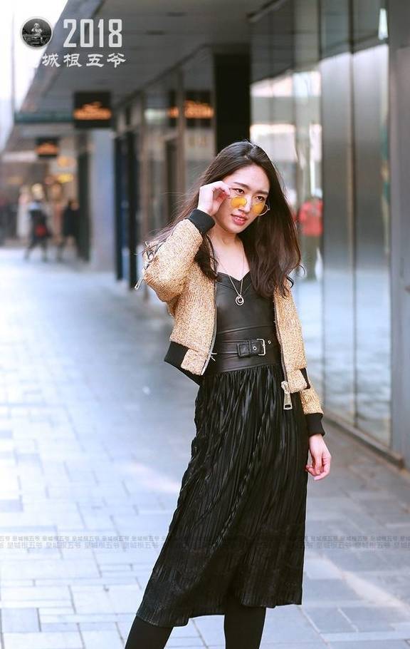 三里屯街拍:时髦美女春季穿搭 个个女人味十足_时尚_舞儿网