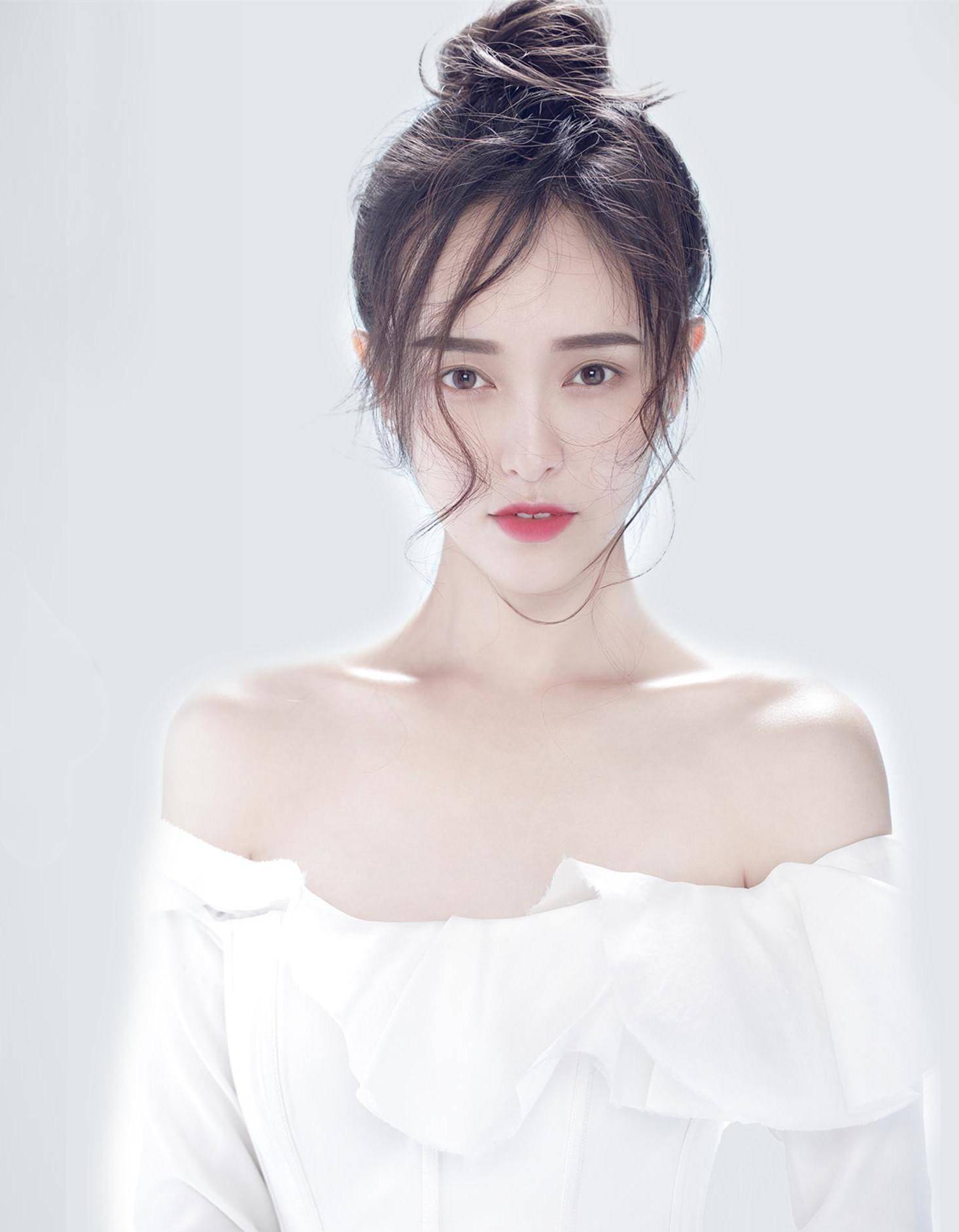 唐嫣的脸型经过发型的修饰后偏菱形脸,但是却没有给人很刻薄的感觉,这