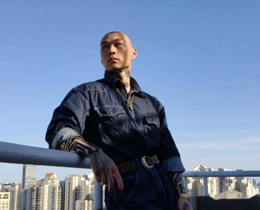 现代版武僧,霸气肌肉纹身,太给力了!_哥哥_工作_身材