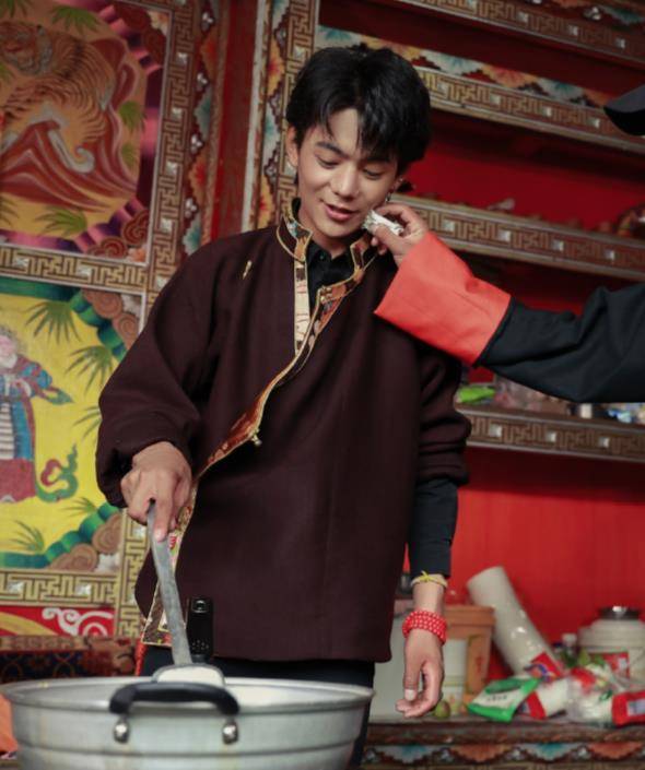 丁真弟弟也来《中餐厅》了,看他和丁真同框时:怎么不一起出道呢_节目