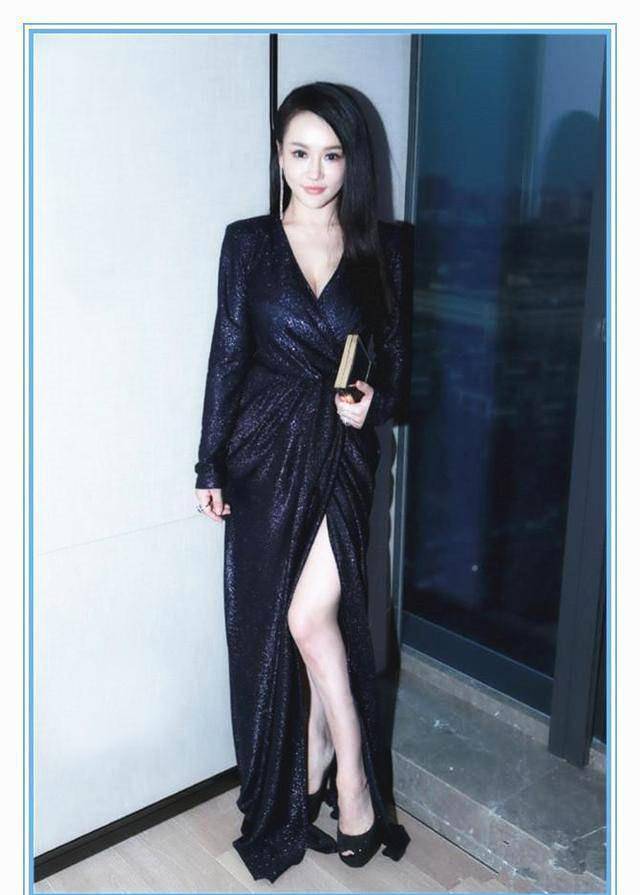 冉莹颖可真敢穿 金色吊带保不住丰腴身材 一根肩带好"惊险"_风格_服装