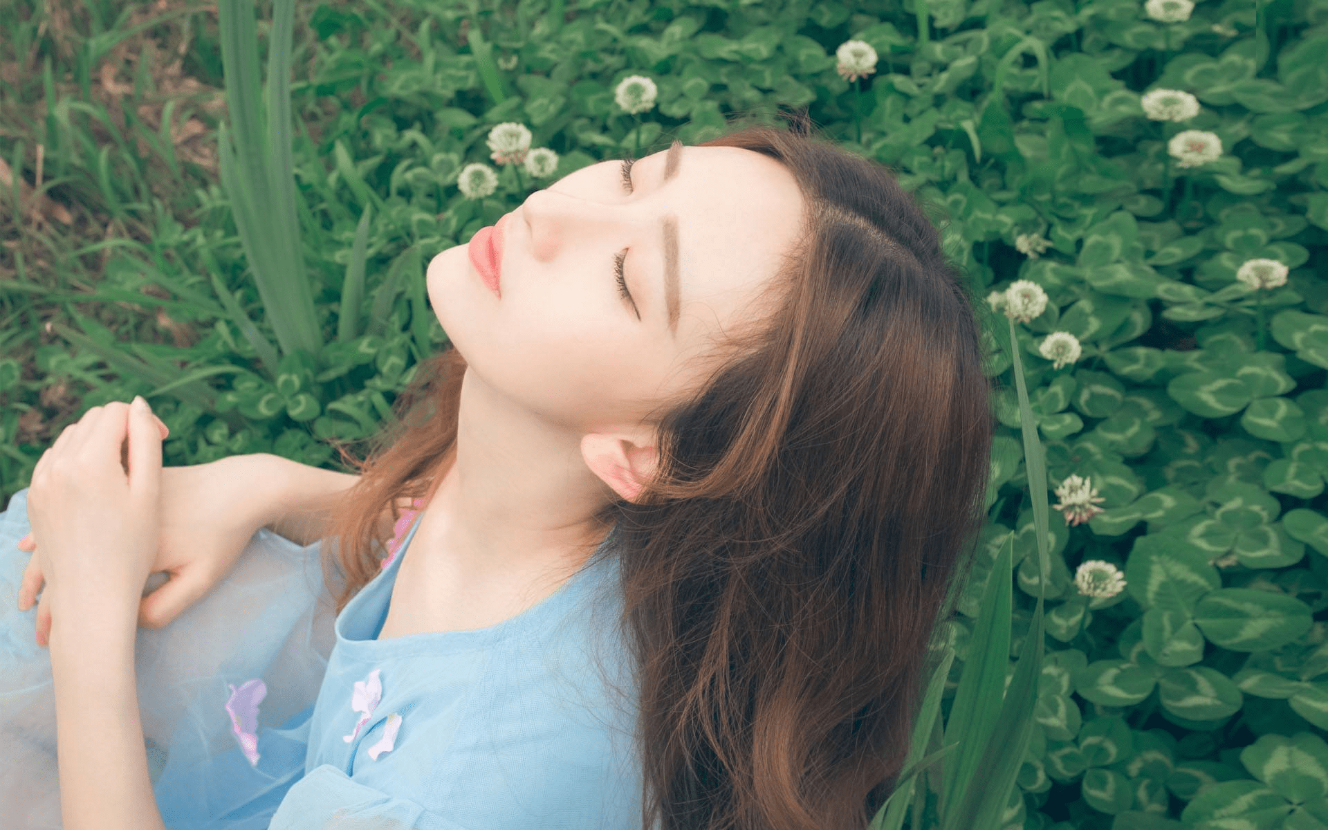 他咬一口麻球,喝一口豆乳.