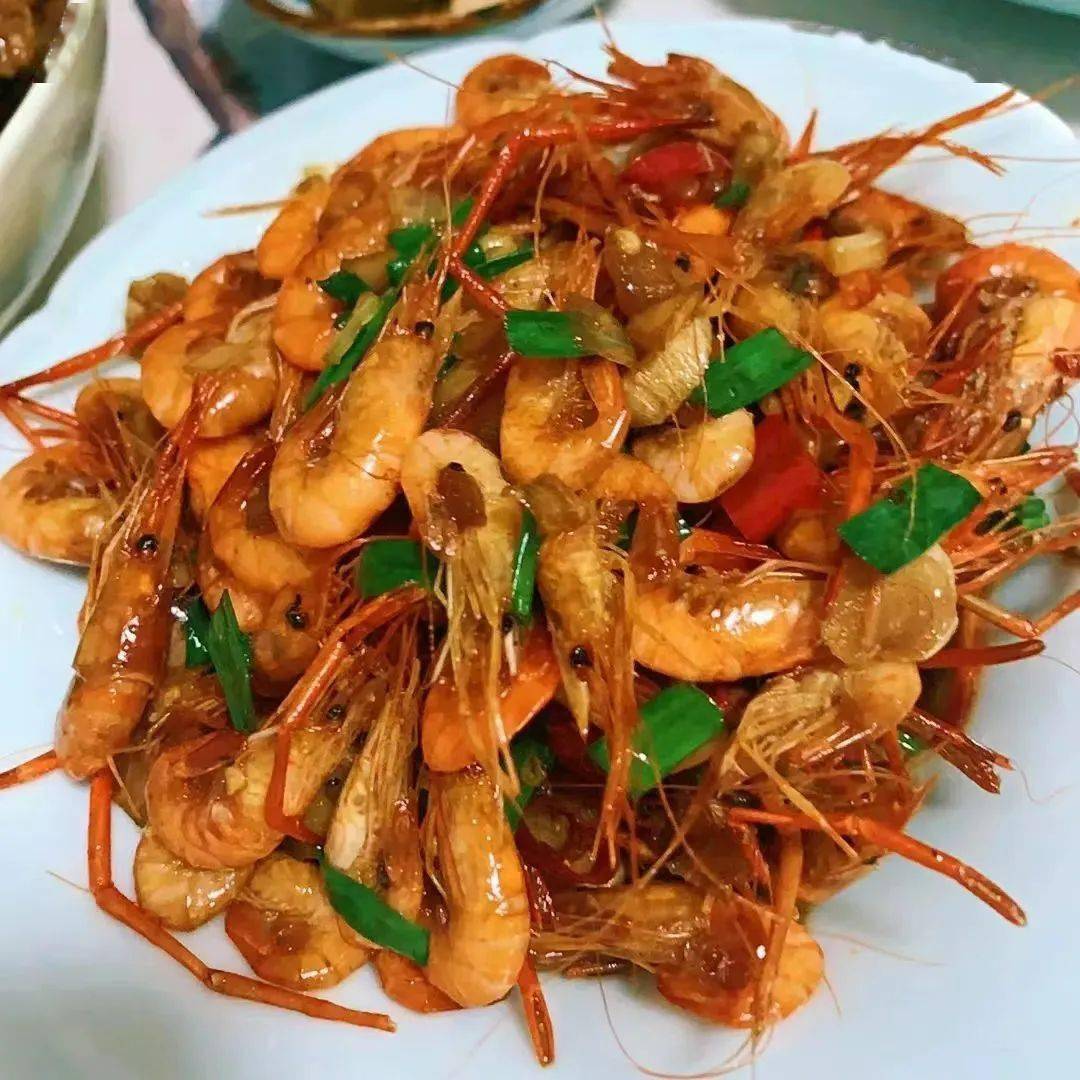 每年五,六月份,当苏州人还在等着一碗夏至的三虾面时,杭州人的小河虾