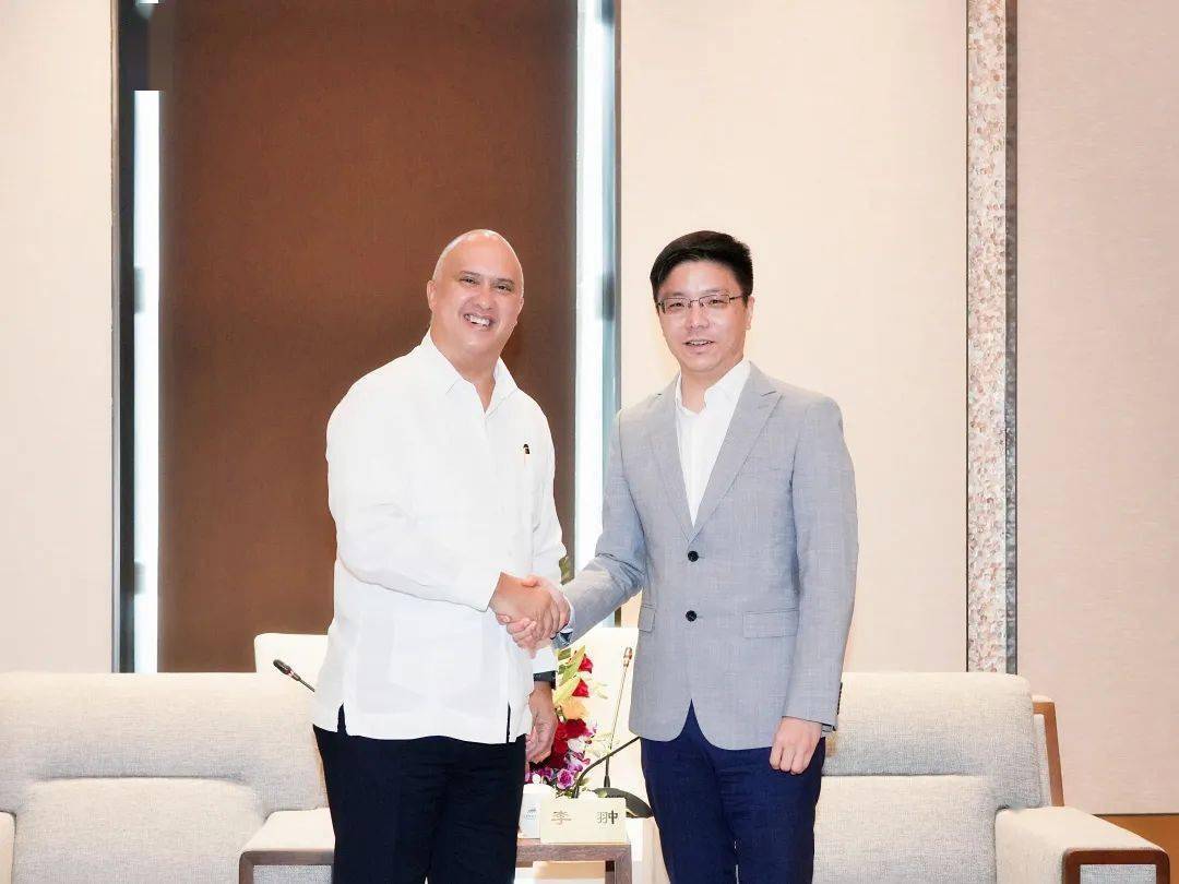 副市长李翀向大使介绍了珠海市经济社会发展的基本情况.