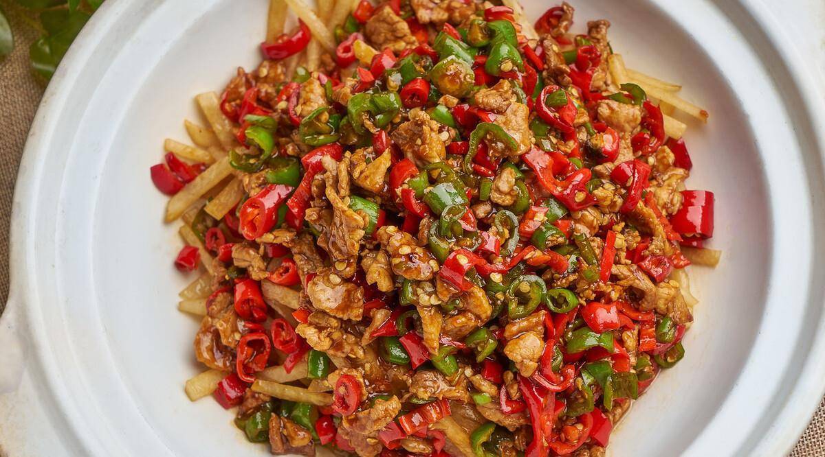 青红辣椒小炒肉,香辣开胃超下饭,软嫩鲜香又营养,美味的家常菜_盛出碗