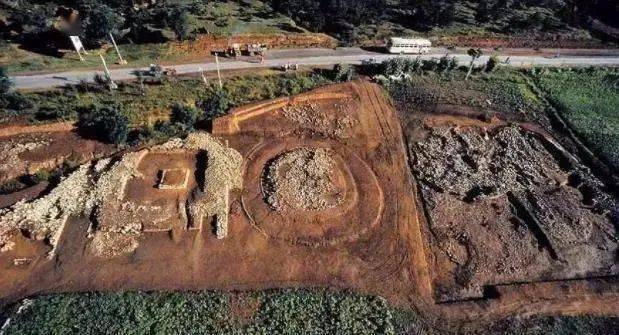 牛河梁遗址很"牛" 红山文化更"红"_考古_玉器_桥山