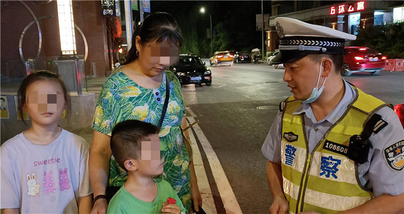 北碚区:孩子不哭 警察叔叔帮你找到家人_徐松正_报警_小男孩