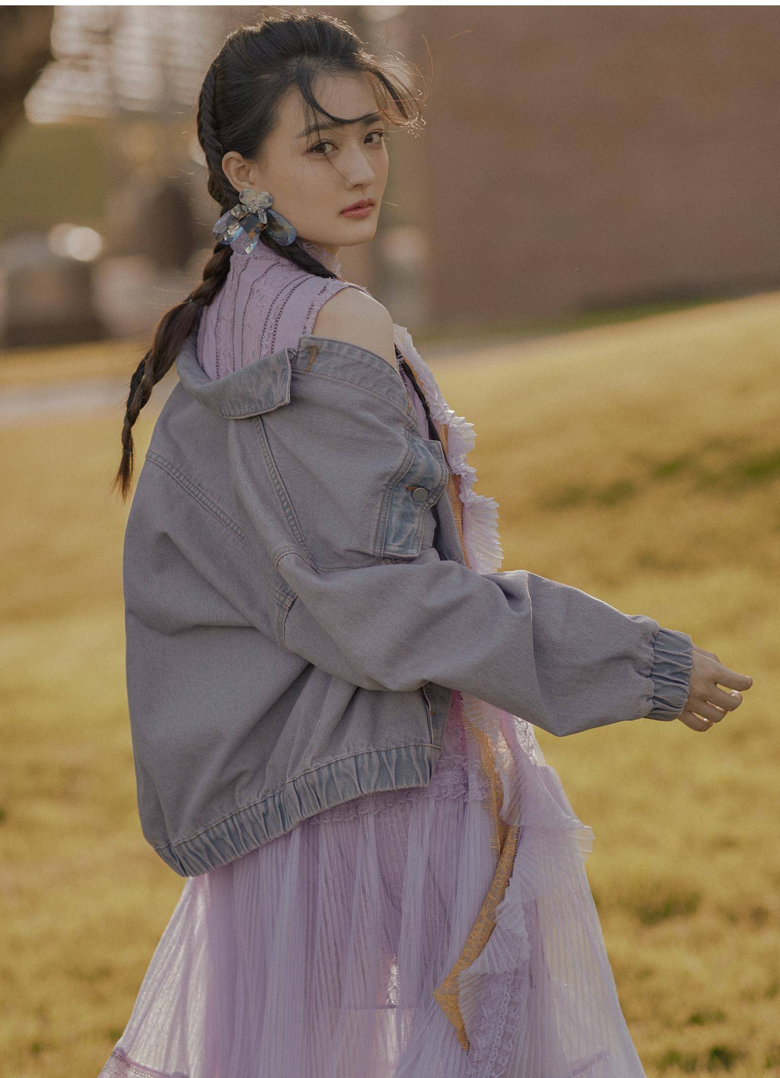 徐璐好时尚,一字肩条纹上衣配牛仔阔腿裤,显高清爽有气场_裙子_颜色