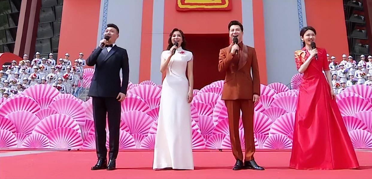 康辉,任鲁豫,朱迅,龙洋四位主持人登场,还是熟悉的配方熟悉的味道.