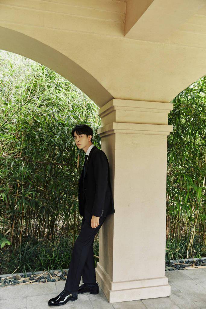 于朦胧黑色西装造型写真释出 身材高大挺拔尽显阳光正气