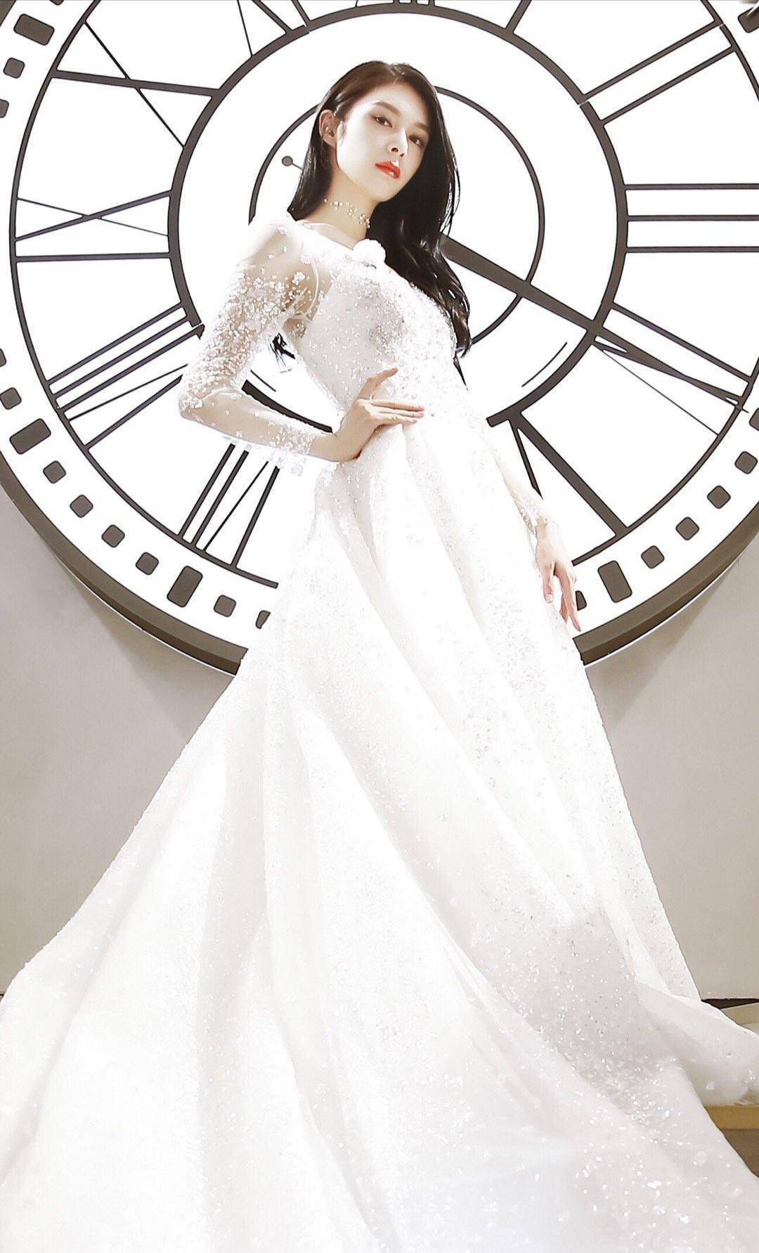 傅菁自带冷艳气场的霸气穿搭,黑色西装裙白线条点缀,时尚又高级_服装