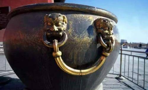 和珅铸造22口“纯金缸”，被八国联军刮掉表面黄金，如今依然明显
