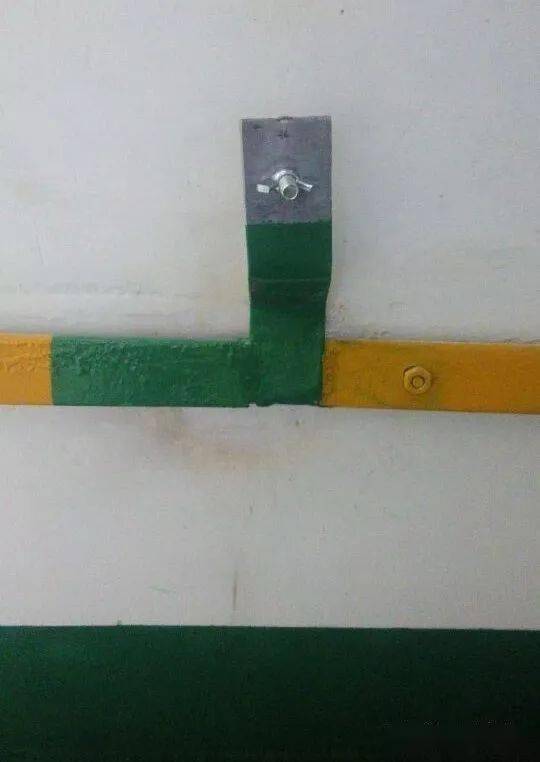 (4)在断路器室,配电间,母线分段处,发电机引出线等需临时接地的地方