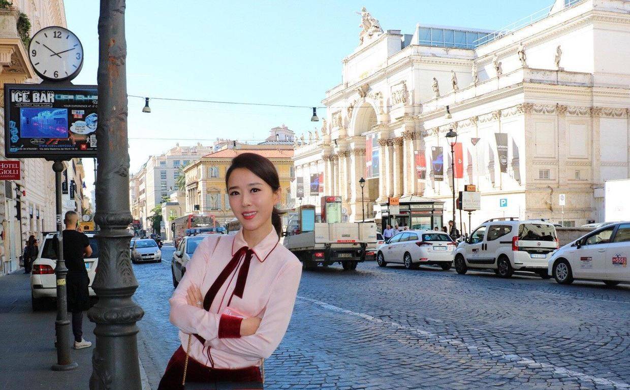 颜丹晨在国外气质都升华了,穿粉色衬衫配阔腿裤,未婚却美得惊艳_下身