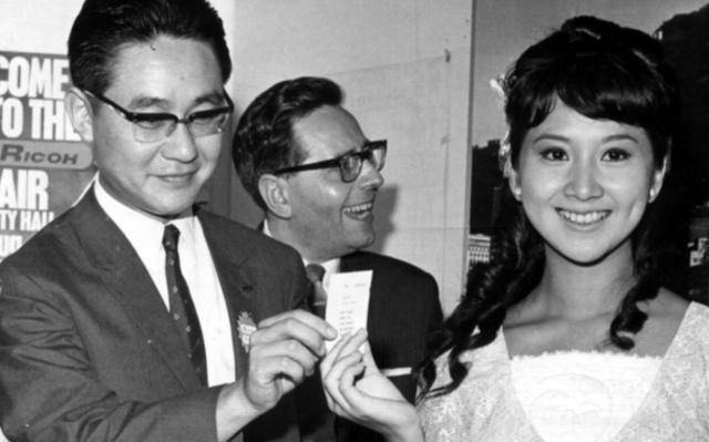周星驰《食神》里的"戏精"女评委,23年后亮相"颜值不改"_薛家燕_电影