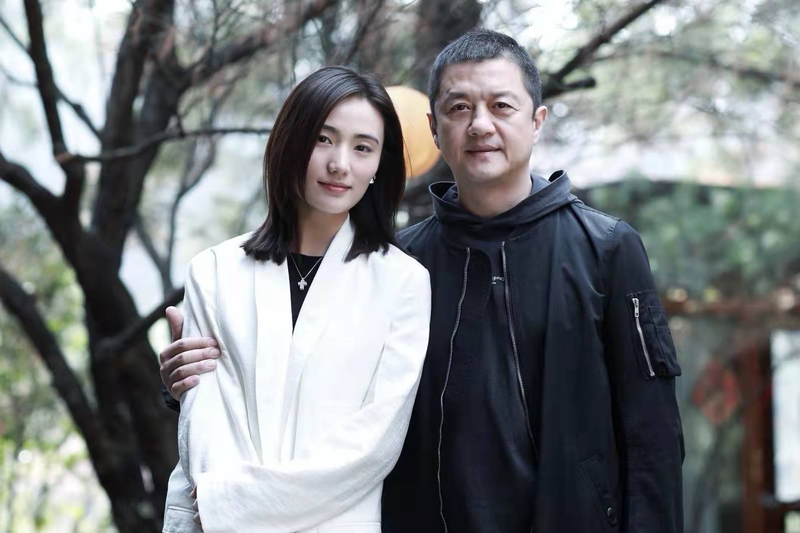 50岁的李亚鹏和小19岁女友同框被拍,两人疑似在拍婚纱照_哈金_照片