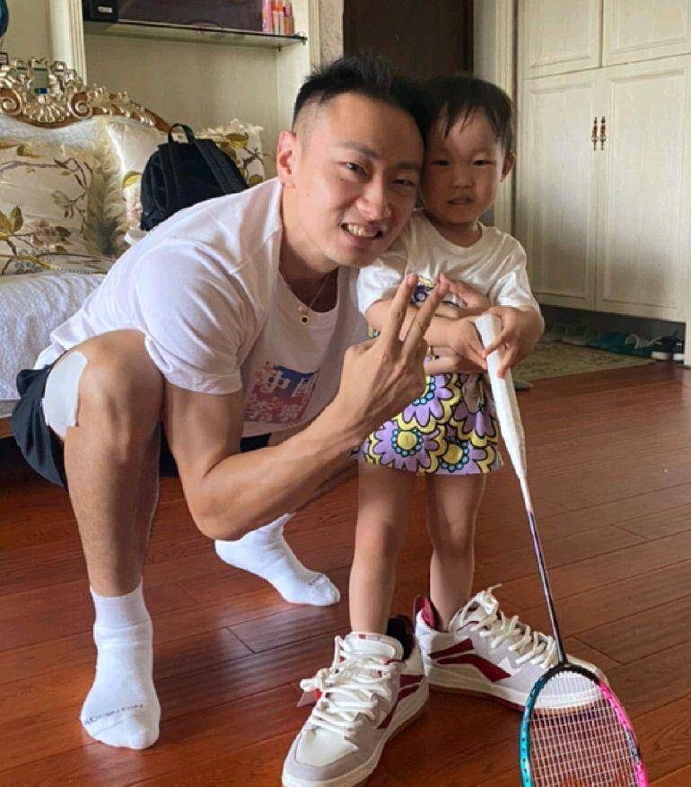 张楠成为中国羽毛球第一位职业选手(自由人)_张楠退出中国羽毛球队