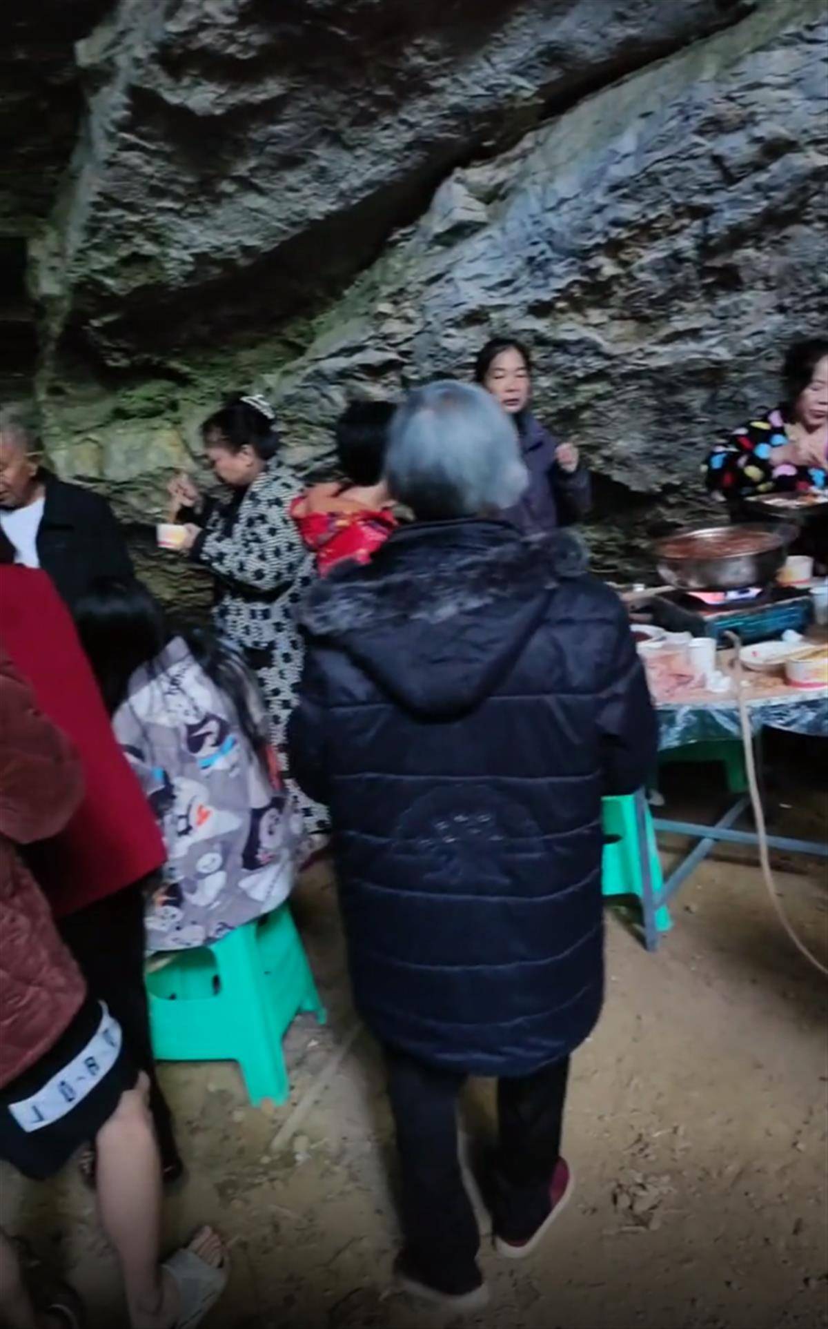 重庆村民穿棉袄钻山洞吃火锅避暑，官方：禁止生火，暂不推荐外地游客来玩