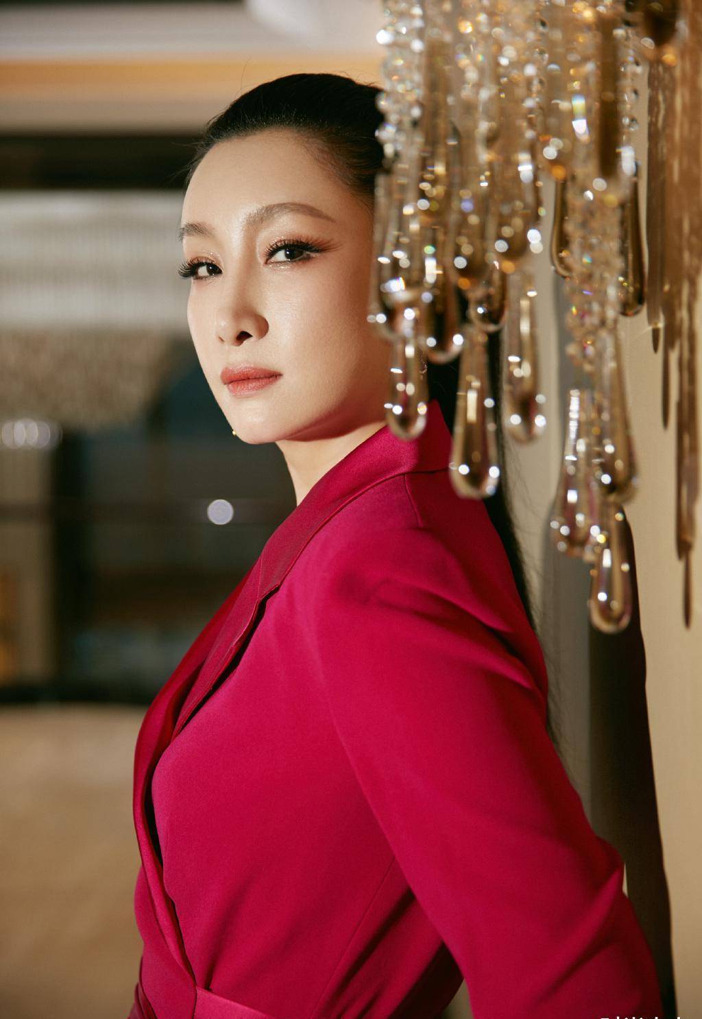 秦海璐可真是中年女人典范,穿大红色连体裤,接长马尾利落霸气_演技派