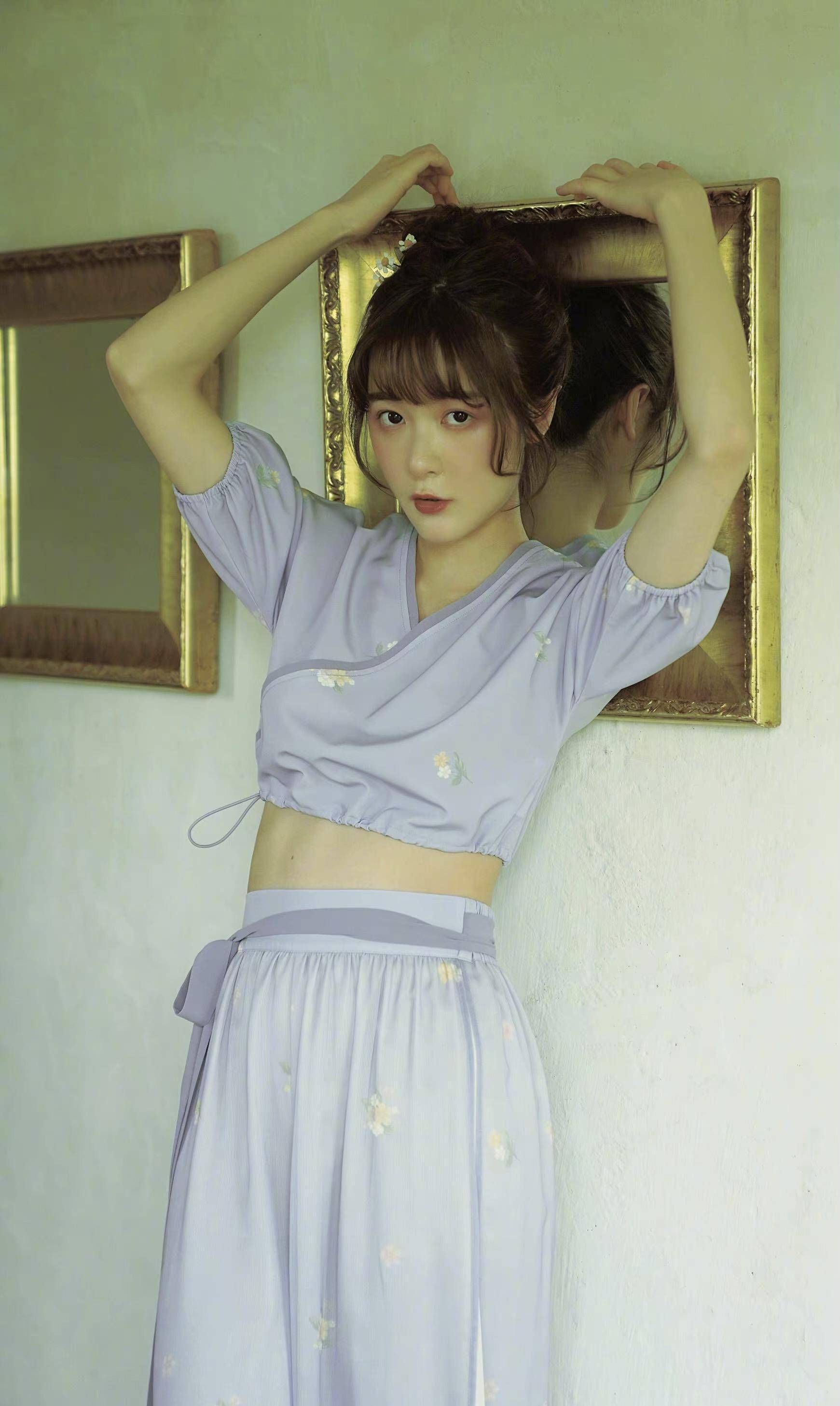 被周星驰挖掘为童星女扮男装,今长成大女孩,少女风温婉_古风_徐娇