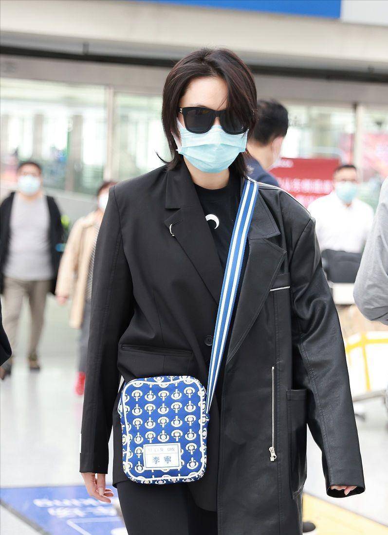 "军嫂"张馨予真挺给力,"狼尾"发型又a又飒,花色穿得不浮夸_服装_时尚