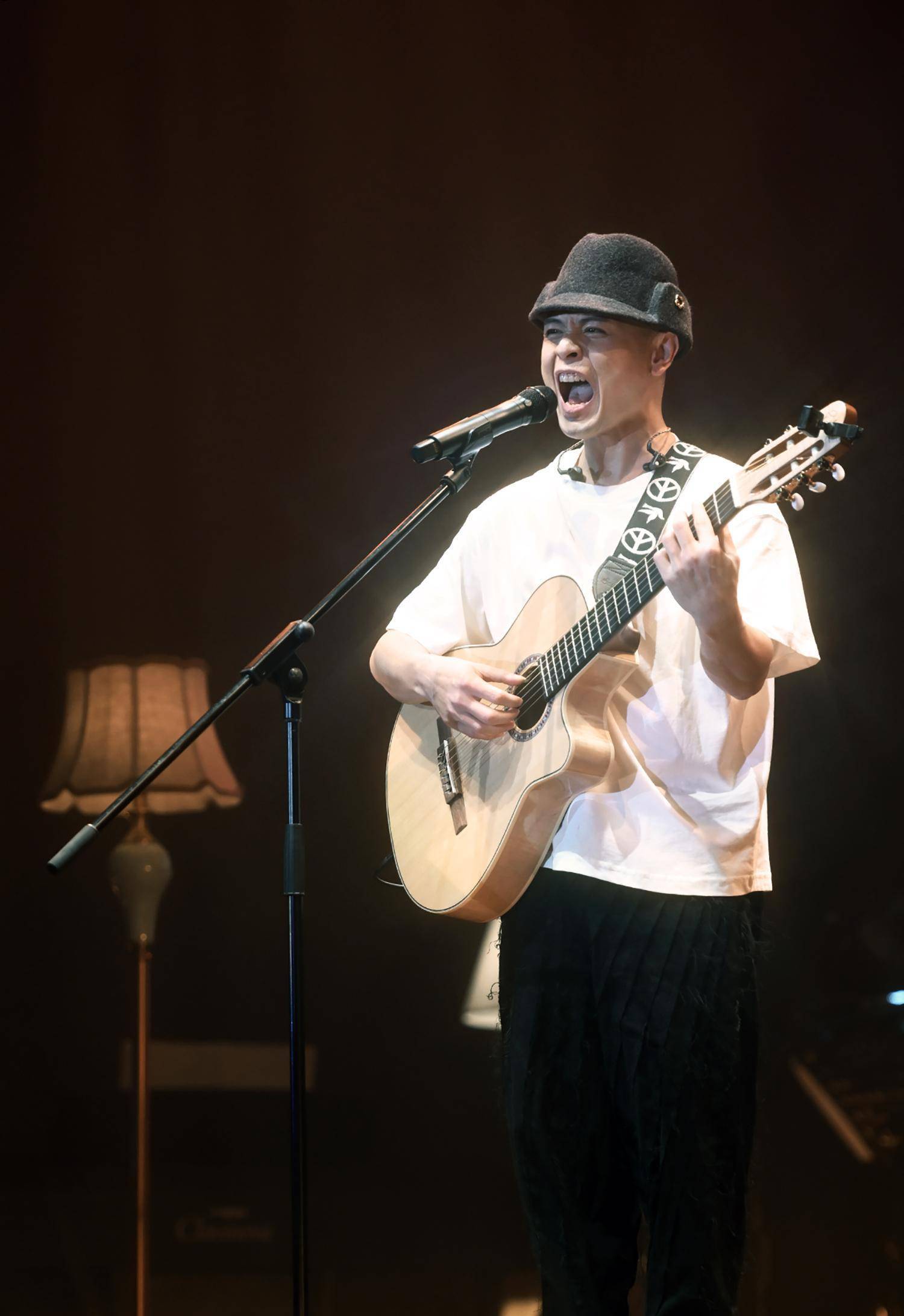 侧田以《情歌》,《您好》,《我有今日》和《男人ktv》作序幕,久违的