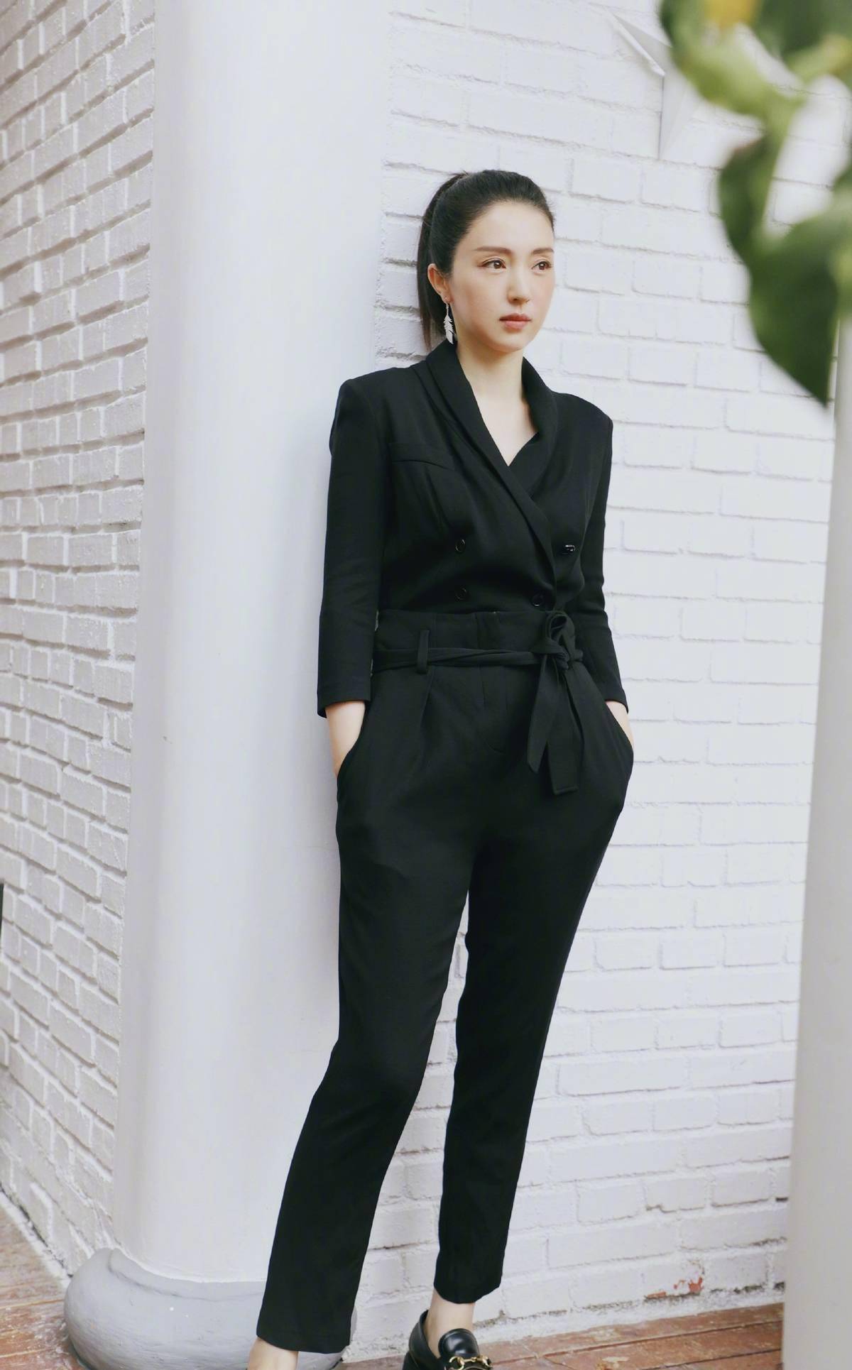 董璇穿"短裙 过膝袜"打高尔夫,这身材完全不输女团,真好看_女性_时尚