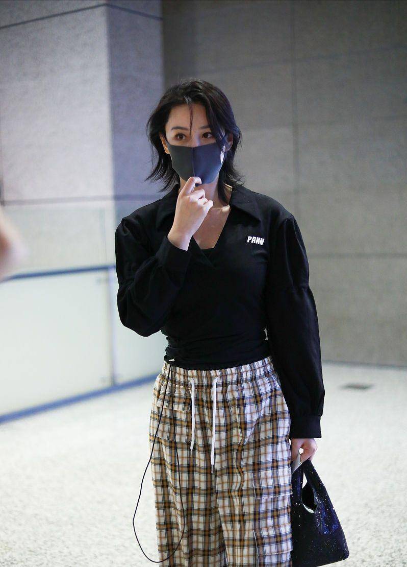 "军嫂"张馨予真挺给力,"狼尾"发型又a又飒,花色穿得不浮夸_服装_时尚