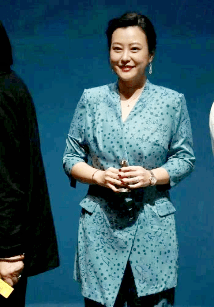 郝蕾聚会素颜被拍,这脸坑坑洼洼糙的像老大妈,不包装不如素人!