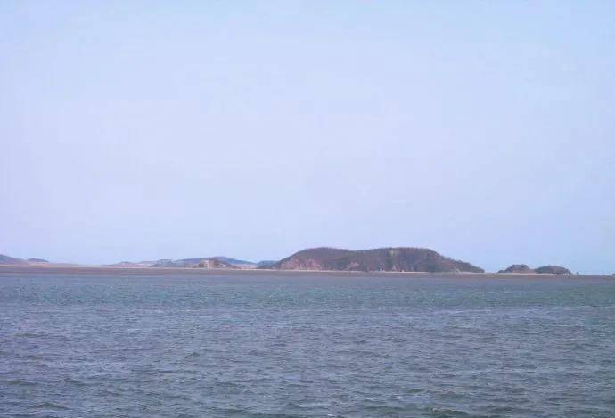 鸭绿江口有一个绸缎岛，面积67平方公里，靠近我方一侧