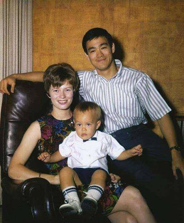 罕曝光,曾改嫁给老公的徒弟,今74岁过得有滋有味_琳达_女儿_李香凝