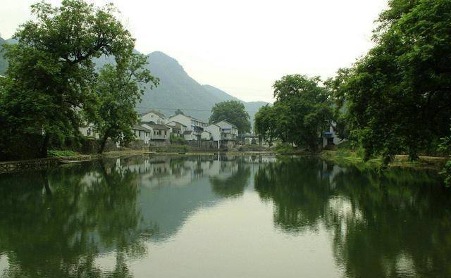 浙江有座千年古村，村子依山傍水，如今还修了一条玻璃栈道！