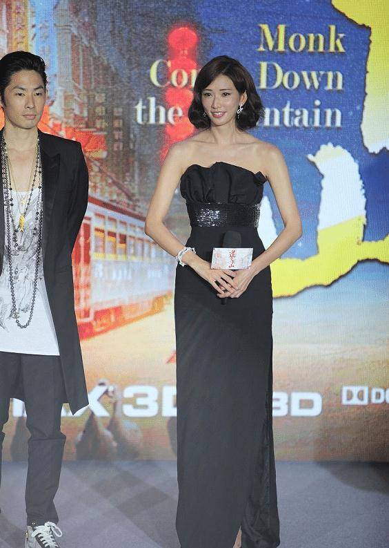 林志玲真"放得开",穿抹身材时尚连衣裙玩拳击,被模特身材迷住了_黑色