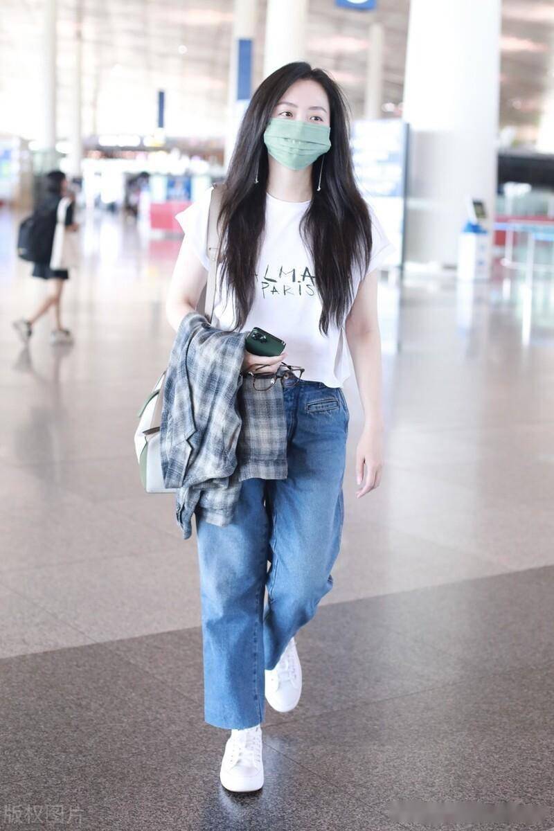 街拍:张靓颖白色字母印花t恤 牛仔裤休闲随性_机场_北京_运动鞋