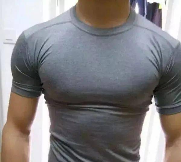 这就是传说中的“男妈妈”吗?这胸肌爱了..._健身_动作_部位