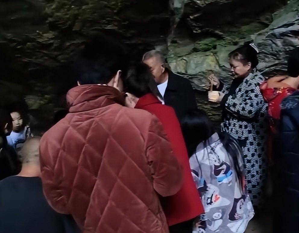 重庆某地村民到山洞避暑，穿着棉袄吃火锅，一句话让网友算羡慕